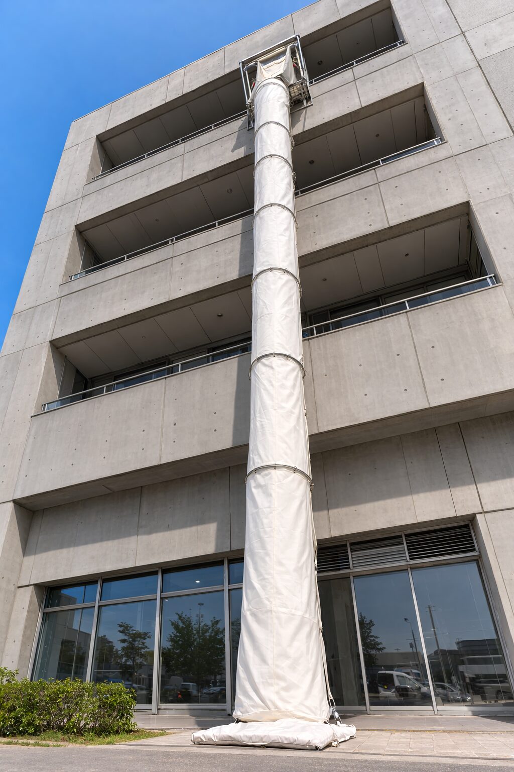 垂直降下式救助袋