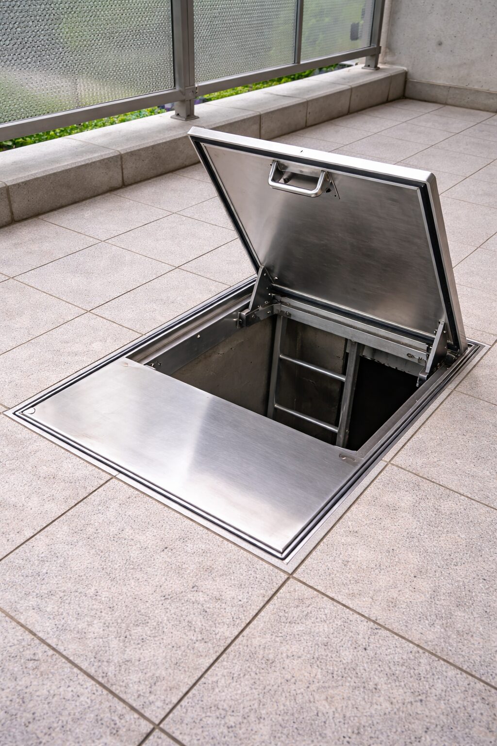 避難ハッチ（開放状態）